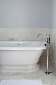Deluxe Room, 1 King Bed, Corner (Spa Bathroom)