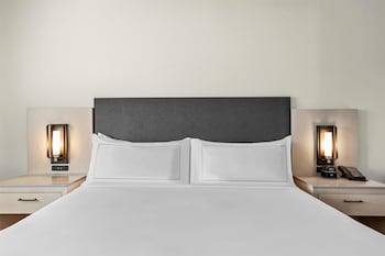 One King Bed, Pool View, Non-Smoking