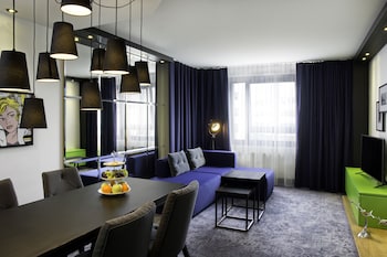 Suite, 1 Bedroom, Kitchen (Living/Dining Area)