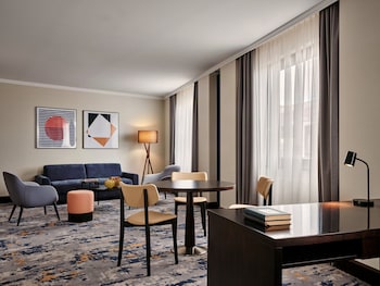 Business Suite, 1 Bedroom (Living and Dining Area)