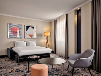 Business Suite, 1 Bedroom (Living and Dining Area)