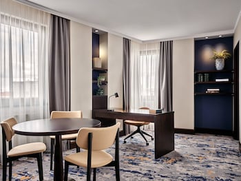 Business Suite, 1 Bedroom (Living and Dining Area)
