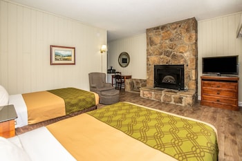 Room, 2 Double Beds, Mountain View (with Fireplace)