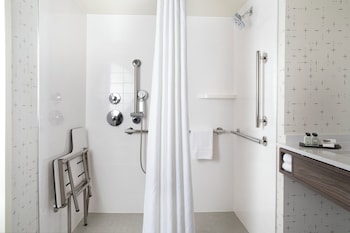 Standard Room, 1 King Bed, Roll-in Shower (Mobility)