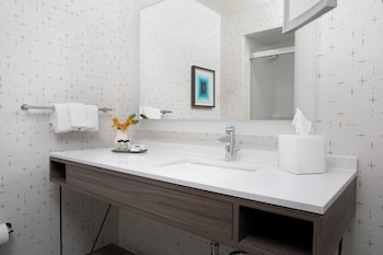 Standard Room, 1 King Bed, Accessible Bathtub (Mobility, Worklife)