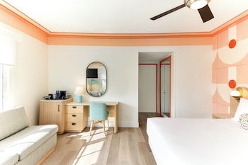 Suite, 1 King Bed with Sofa bed, Tower