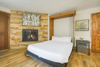 Studio (Lodge, with Murphy Bed)