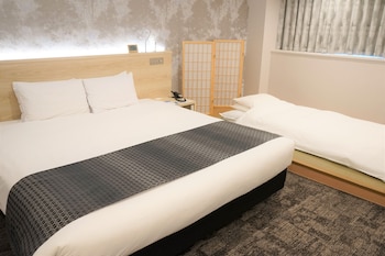 Comfort Triple West Wing (Non-smoking, Lower Floors)