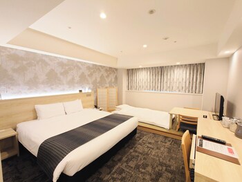 Comfort Triple West Wing (Non-smoking, Lower Floors)