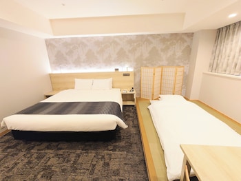 Comfort Triple West Wing (Non-smoking, Lower Floors)