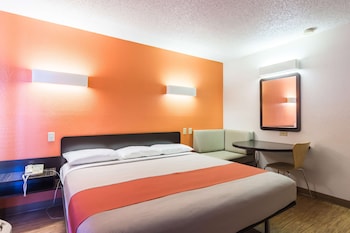 Deluxe Room, 1 King Bed, Mobility Accessible, Non Smoking