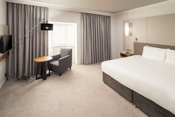 Standard Room, 1 Queen Bed, Club Lounge Access (Lounge Access)