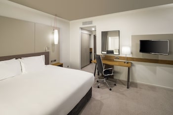 Standard Room, 1 Queen Bed, Club Lounge Access (Lounge Access)