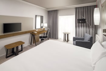 Standard Room, 1 Queen Bed, Club Lounge Access (Lounge Access)