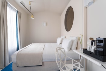 Triple Room - Complimentary soft minibar,courtesy tray, Chromecast and digital press