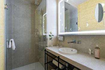 Family Room, 2 Bedrooms, complimentary soft minibar, courtesy tray, Chromecast, digital press