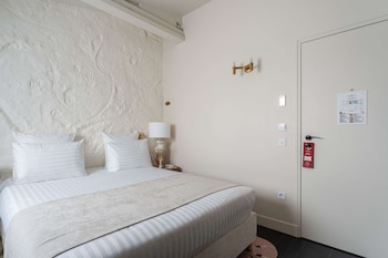 Single Room - Complimentary soft minibar,courtesy tray, Chromecast and digital press
