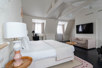 Executive Room - Complimentary soft minibar,courtesy tray, Chromecast and digital press