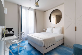 Double Room - Complimentary soft minibar,courtesy tray, Chromecast and digital press