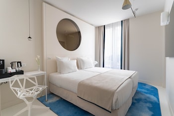 Twin Room - Complimentary soft minibar,courtesy tray, Chromecast and digital press
