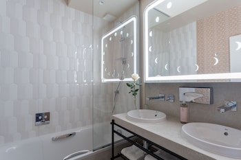 Superior Connecting Room 2 Bedrooms,complimentary soft minibar,courtesy tray,Chromecast,digitalpress