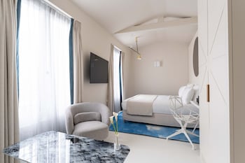 Triple Room - Complimentary soft minibar,courtesy tray, Chromecast and digital press