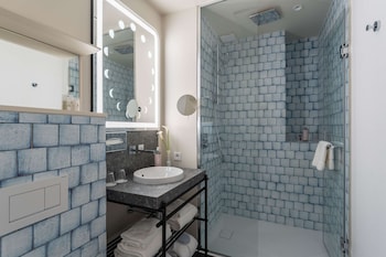 Twin Room - Complimentary soft minibar,courtesy tray, Chromecast and digital press