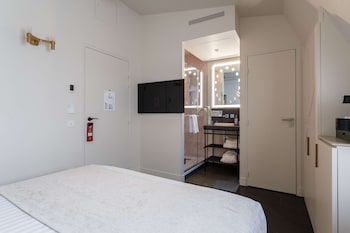 Single Room - Complimentary soft minibar,courtesy tray, Chromecast and digital press