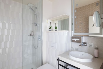 Family Room, 4 bedrooms, complimentary soft minibar, courtesy tray, Chromecast, digital press