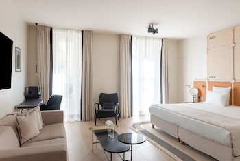 Privilege Room - Complimentary soft minibar,courtesy tray, Chromecast and digital press