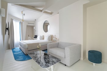 Executive Room - Complimentary soft minibar,courtesy tray, Chromecast and digital press