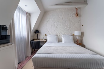 Single Room - Complimentary soft minibar,courtesy tray, Chromecast and digital press