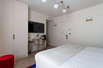 Superior Double Room-Complimentary soft minibar,courtesy tray, Chromecast and digital press