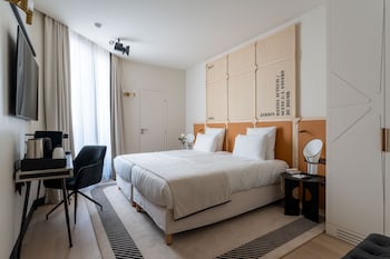 Family Room, 2 Bedrooms, complimentary soft minibar, courtesy tray, Chromecast, digital press