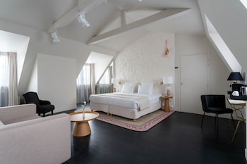 Executive Room - Complimentary soft minibar,courtesy tray, Chromecast and digital press