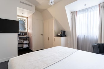 Single Room - Complimentary soft minibar,courtesy tray, Chromecast and digital press