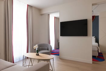 Privilege Room - Complimentary soft minibar,courtesy tray, Chromecast and digital press