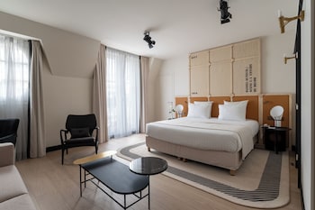 Privilege Room - Complimentary soft minibar,courtesy tray, Chromecast and digital press