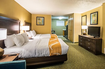 Room, Atrium 1st Floor, 2 Queen Beds & Sofa, Kitchenette