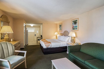 Room, Atrium Exterior, 1 King Bed & Sofa, Kitchenette( stairs only)