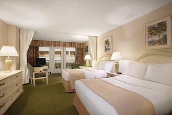 Room, Beachfront 1st Floor, 2 Queen Beds and Sofa,  Accessible