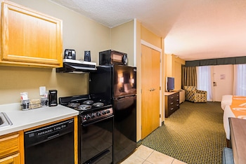 Room, Atrium 1st Floor, 2 Queen Beds & Sofa, Kitchenette