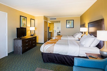 Room, Oceanfront, 2 Queen Beds & Sofa, Kitchenette