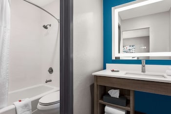 Studio, 1 King Bed, Non Smoking, Kitchenette