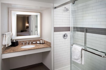 Studio Suite, 1 King Bed, Microwave (Shower)