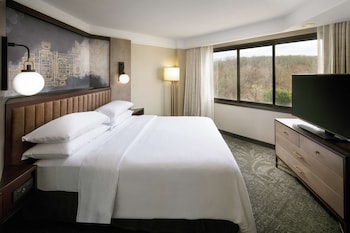 Suite, 1 King Bed with Sofa bed, Mobility Accessible, Microwave