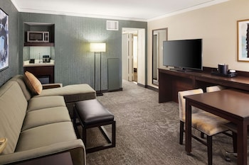 Suite, 1 King Bed with Sofa bed, Mobility Accessible, Microwave