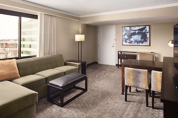 Suite, 1 King Bed with Sofa bed, Mobility Accessible, Microwave