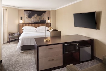 Studio, 1 King Bed, Hearing Accessible, Microwave
