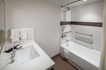 Studio, 1 King Bed, Hearing Accessible, Microwave